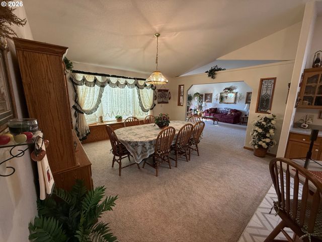 221 FOSTER Ln, Roseburg, OR 97470