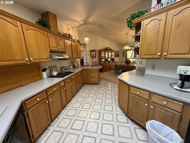 221 FOSTER Ln, Roseburg, OR 97470