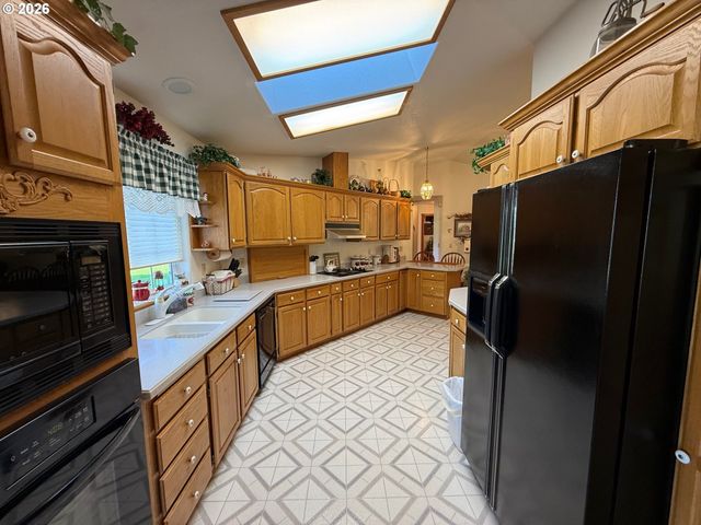 221 FOSTER Ln, Roseburg, OR 97470