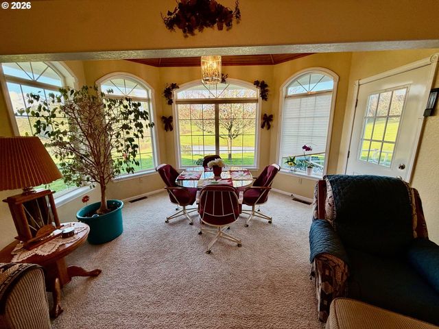 221 FOSTER Ln, Roseburg, OR 97470