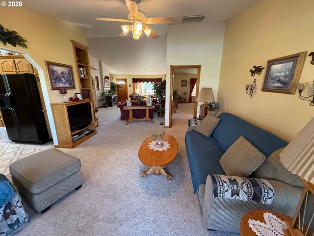 221 FOSTER Ln, Roseburg, OR 97470