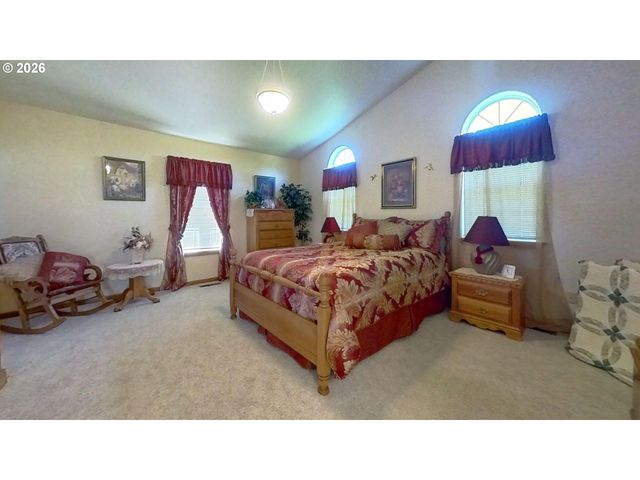 221 FOSTER Ln, Roseburg, OR 97470