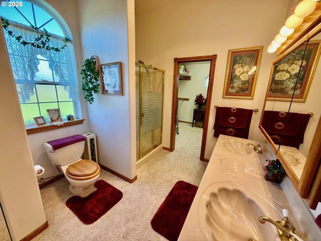 221 FOSTER Ln, Roseburg, OR 97470