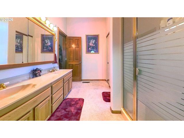 221 FOSTER Ln, Roseburg, OR 97470