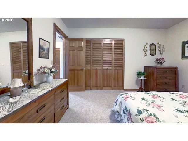 221 FOSTER Ln, Roseburg, OR 97470