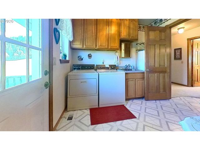 221 FOSTER Ln, Roseburg, OR 97470