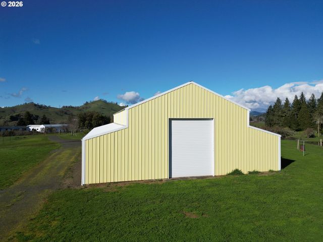 221 FOSTER Ln, Roseburg, OR 97470