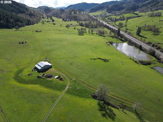 221 FOSTER Ln, Roseburg, OR 97470