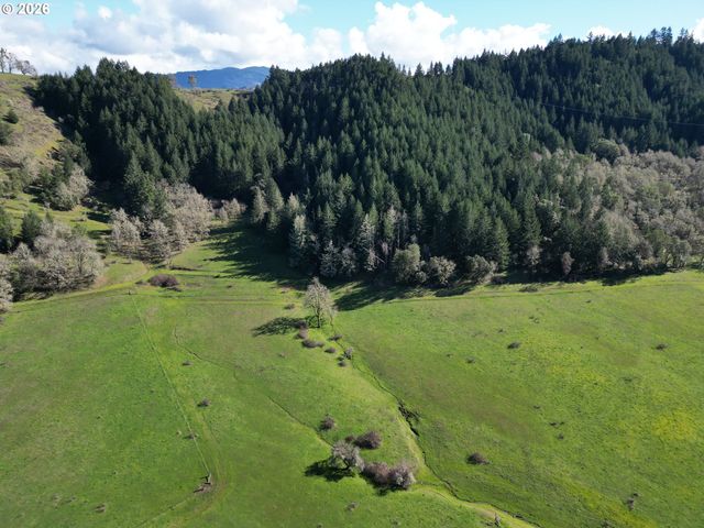 221 FOSTER Ln, Roseburg, OR 97470