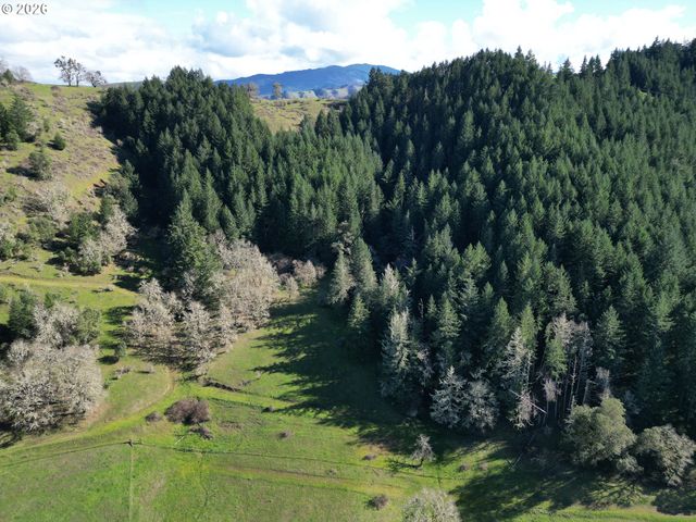 221 FOSTER Ln, Roseburg, OR 97470