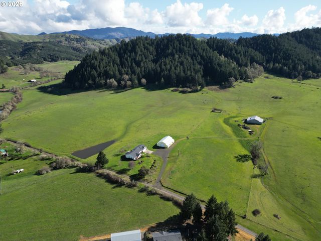 221 FOSTER Ln, Roseburg, OR 97470