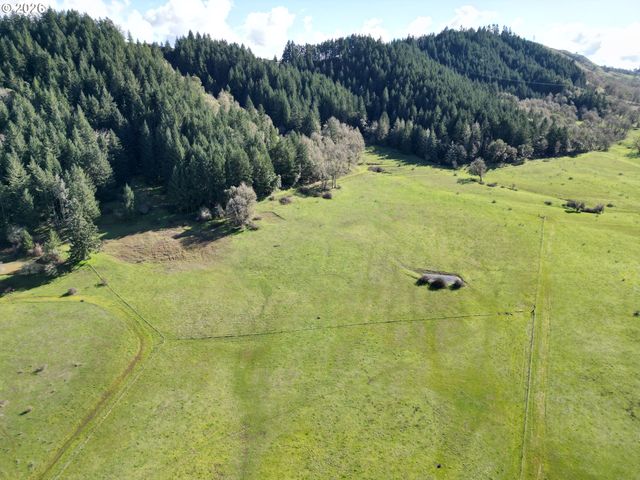 221 FOSTER Ln, Roseburg, OR 97470