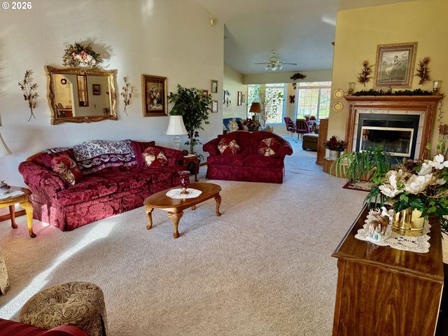 221 FOSTER Ln, Roseburg, OR 97470