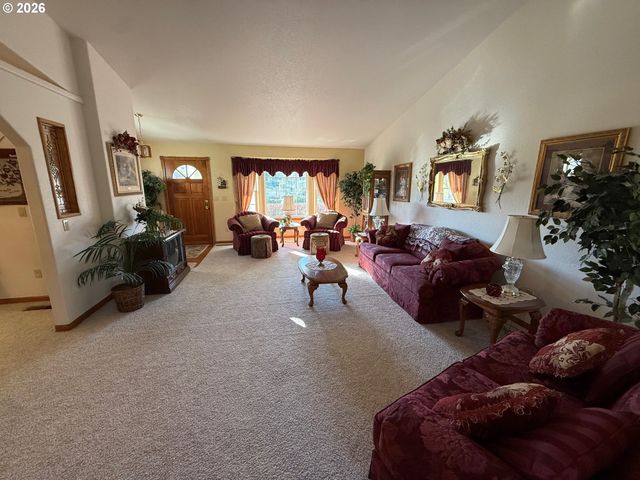 221 FOSTER Ln, Roseburg, OR 97470