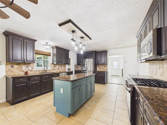 531 Oakdale Street, Shoreacres, TX 77571