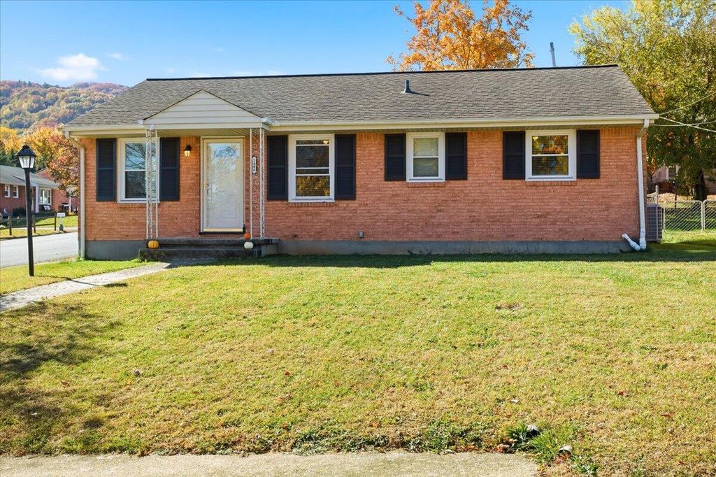 1406 Lancer DR, Salem, VA 24153