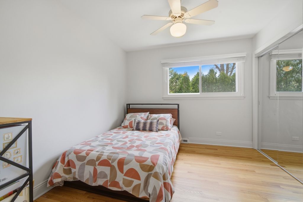 Image 17 of property listing at 12 Turnbull Woods Court, Highland Park, IL 60035