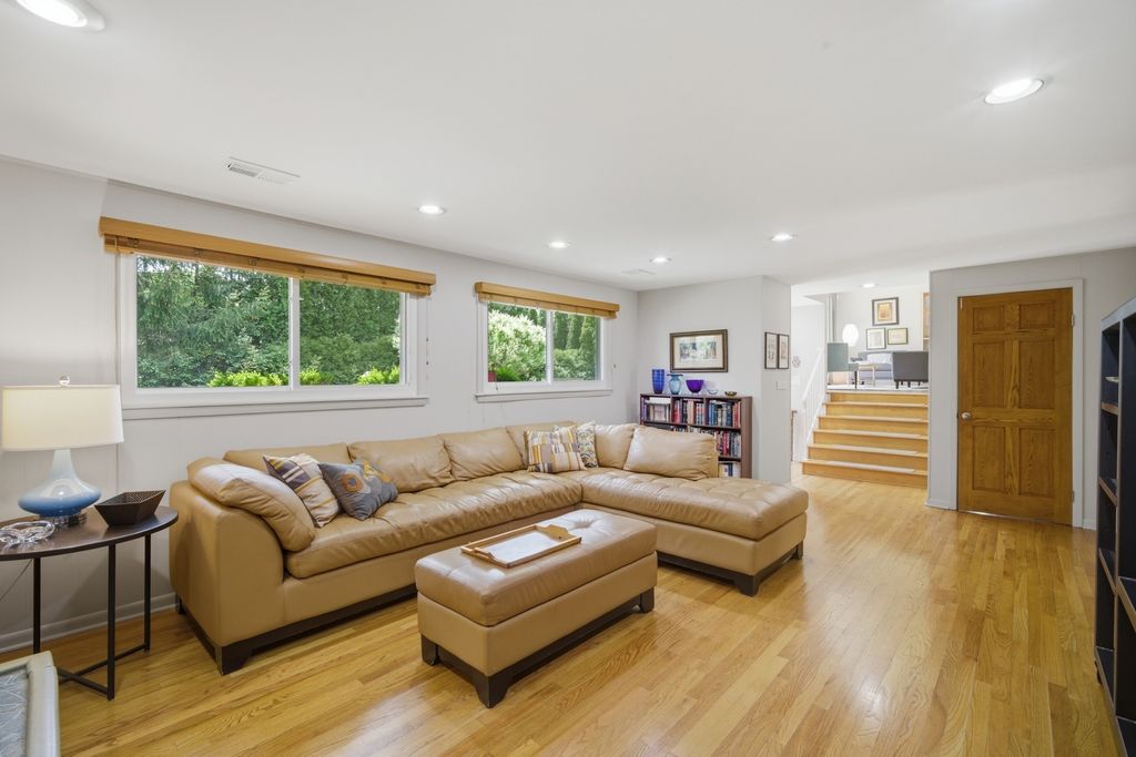 Image 20 of property listing at 12 Turnbull Woods Court, Highland Park, IL 60035