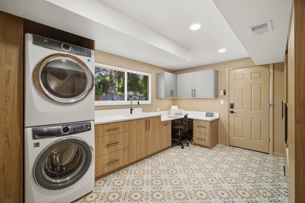 Image 23 of property listing at 12 Turnbull Woods Court, Highland Park, IL 60035