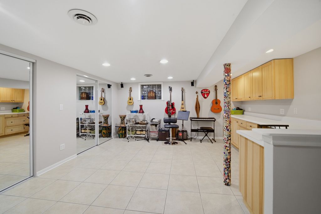 Image 27 of property listing at 12 Turnbull Woods Court, Highland Park, IL 60035