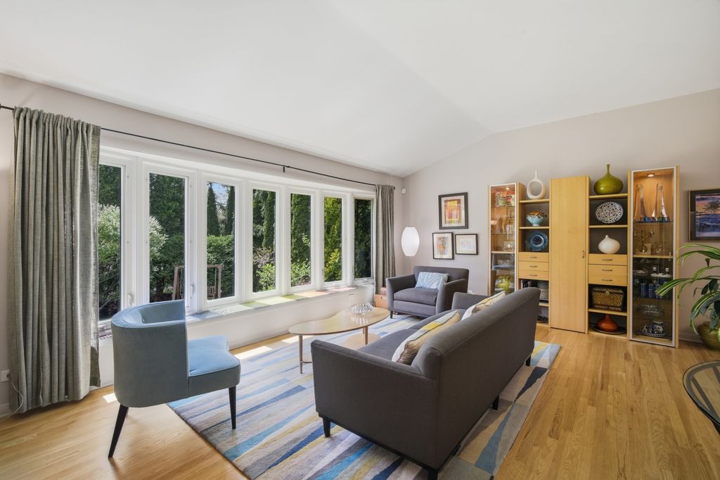 Image 4 of property listing at 12 Turnbull Woods Court, Highland Park, IL 60035