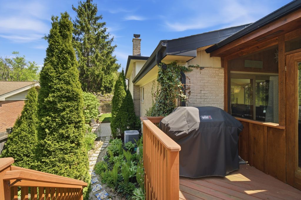 Image 31 of property listing at 12 Turnbull Woods Court, Highland Park, IL 60035