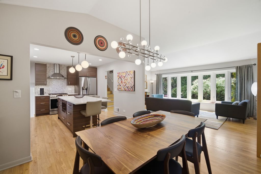 Image 5 of property listing at 12 Turnbull Woods Court, Highland Park, IL 60035