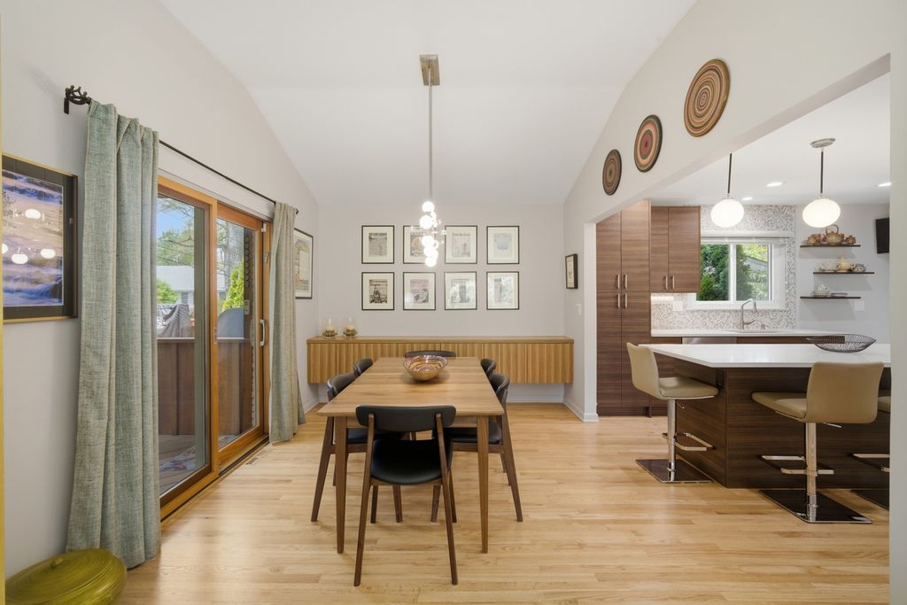 Image 6 of property listing at 12 Turnbull Woods Court, Highland Park, IL 60035