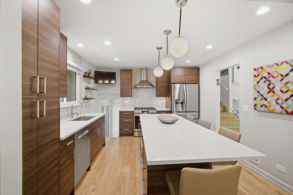 Image 7 of property listing at 12 Turnbull Woods Court, Highland Park, IL 60035