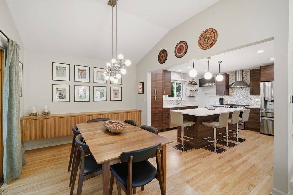 Image 8 of property listing at 12 Turnbull Woods Court, Highland Park, IL 60035