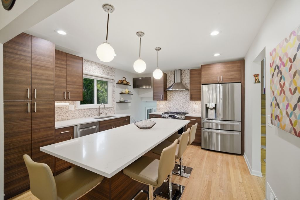 Image 9 of property listing at 12 Turnbull Woods Court, Highland Park, IL 60035