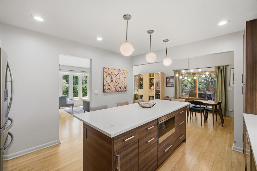 Image 10 of property listing at 12 Turnbull Woods Court, Highland Park, IL 60035