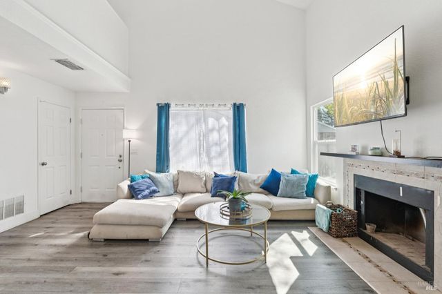 3642 Alamo Dr, Vacaville, CA 95687