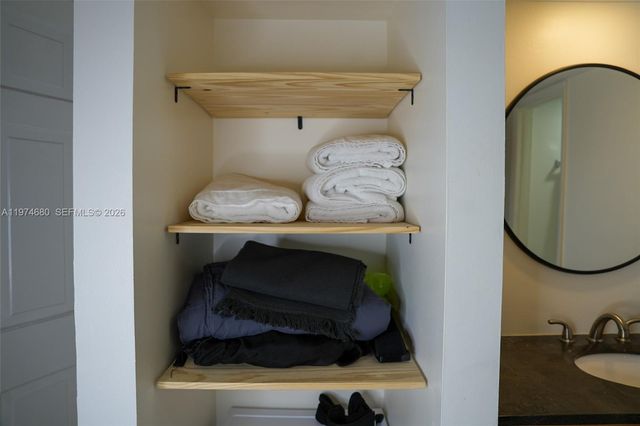 1709 Whitehall Dr 405, Davie, FL 33324