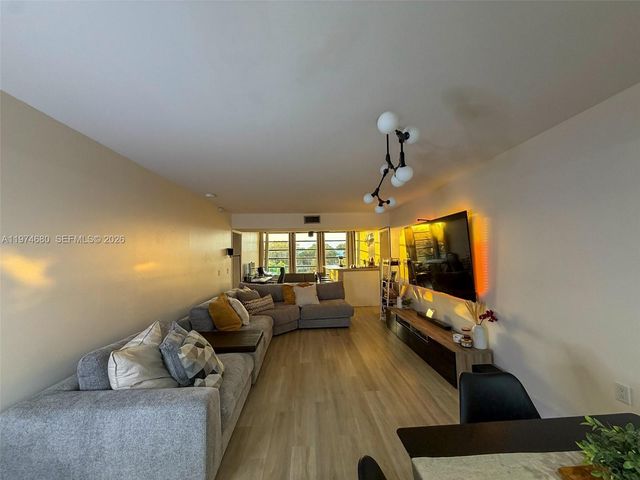 1709 Whitehall Dr 405, Davie, FL 33324