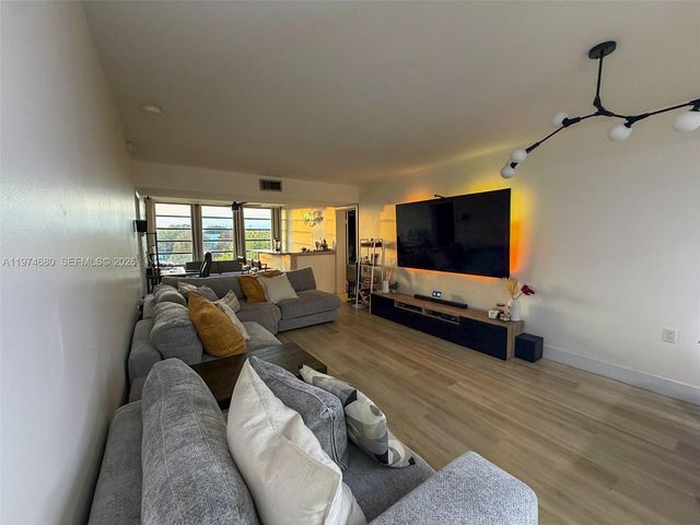 1709 Whitehall Dr 405, Davie, FL 33324