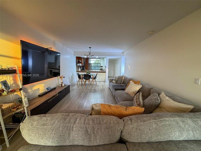 1709 Whitehall Dr 405, Davie, FL 33324