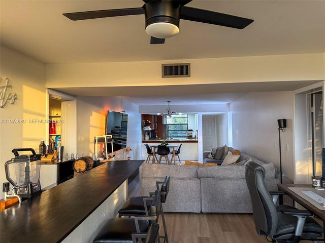 1709 Whitehall Dr 405, Davie, FL 33324