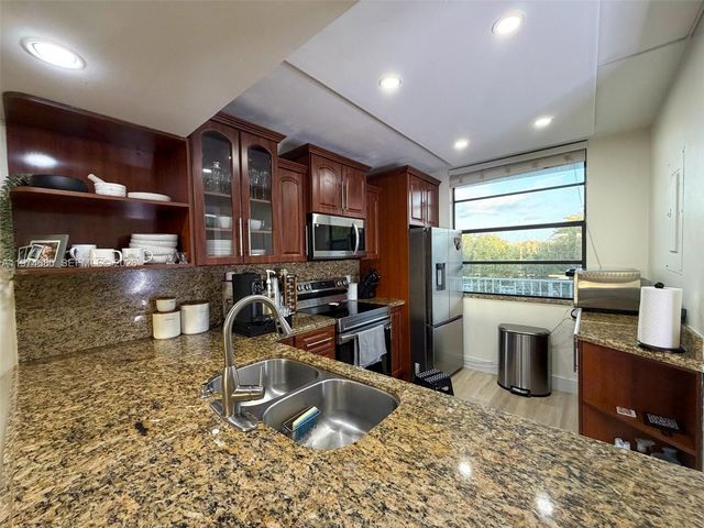 1709 Whitehall Dr 405, Davie, FL 33324