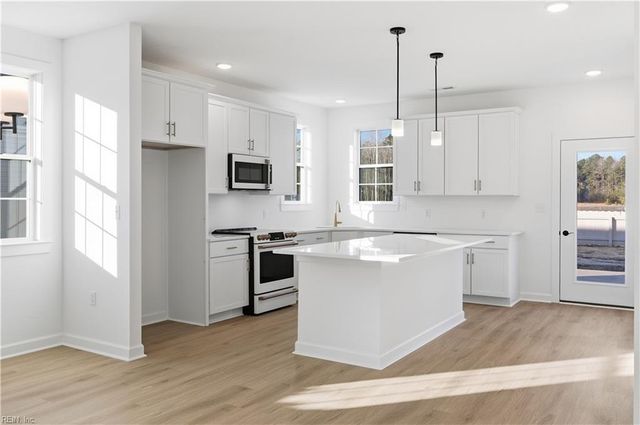 721 Crestfield DR, Chesapeake, VA 23320