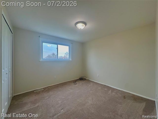 26950 ROCHELLE Street, Dearborn Heights, MI 48127