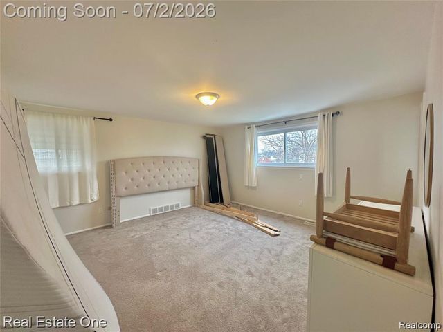 26950 ROCHELLE Street, Dearborn Heights, MI 48127