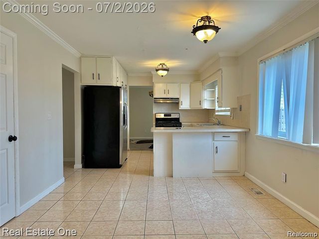 26950 ROCHELLE Street, Dearborn Heights, MI 48127