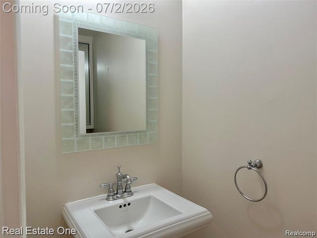 26950 ROCHELLE Street, Dearborn Heights, MI 48127