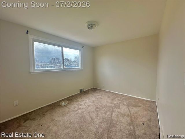 26950 ROCHELLE Street, Dearborn Heights, MI 48127