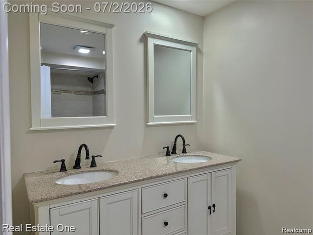 26950 ROCHELLE Street, Dearborn Heights, MI 48127