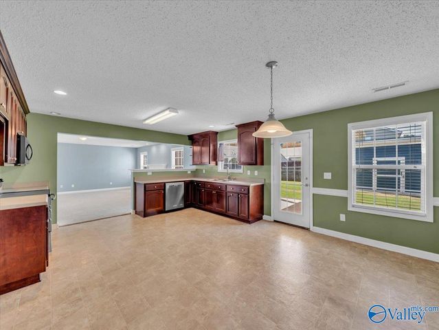 4810 Creston Court SE, Owens Cross Roads, AL 35763