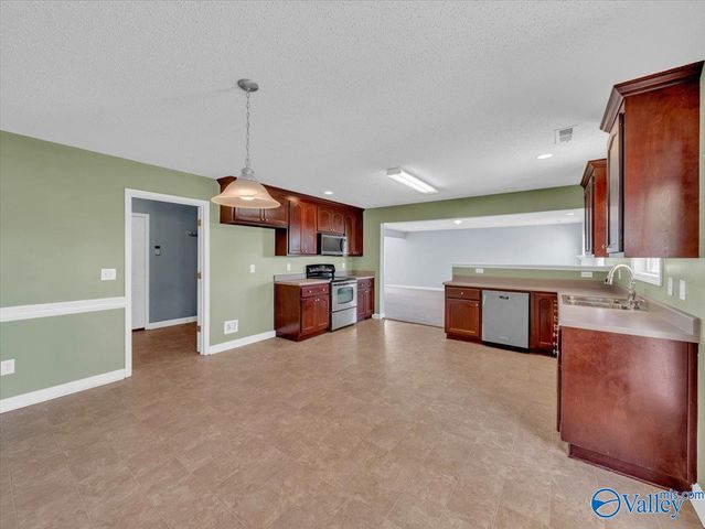 4810 Creston Court SE, Owens Cross Roads, AL 35763