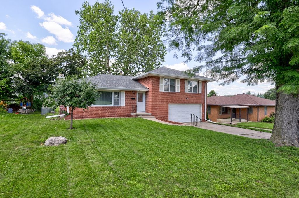 701 Clegg Road, West Des Moines, IA 50265
