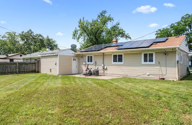 27 Cardinal Lane, Carpentersville, IL 60110